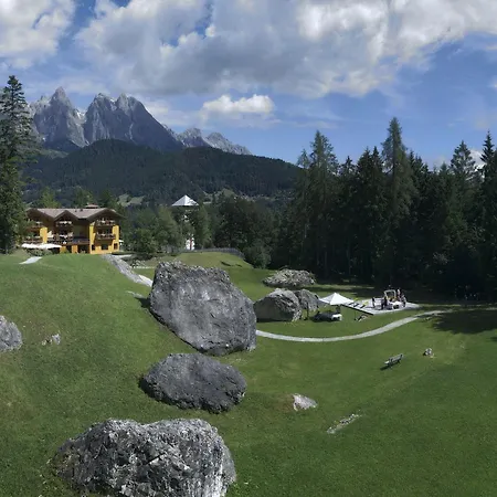 Giasenei Hotel Sagron Mis